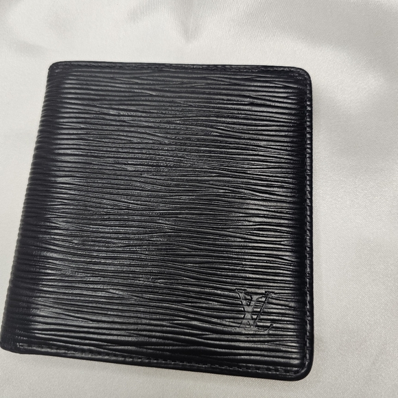 Like New Louis Vuitton Epi Bifold Wallet! - Picture 15 of 16